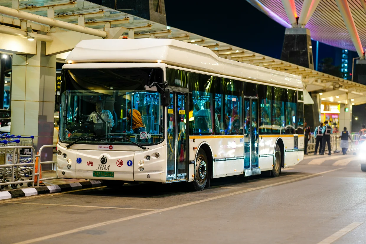 Repülőtéri parkolás vagy tömegközlekedés? Melyik éri meg jobban?