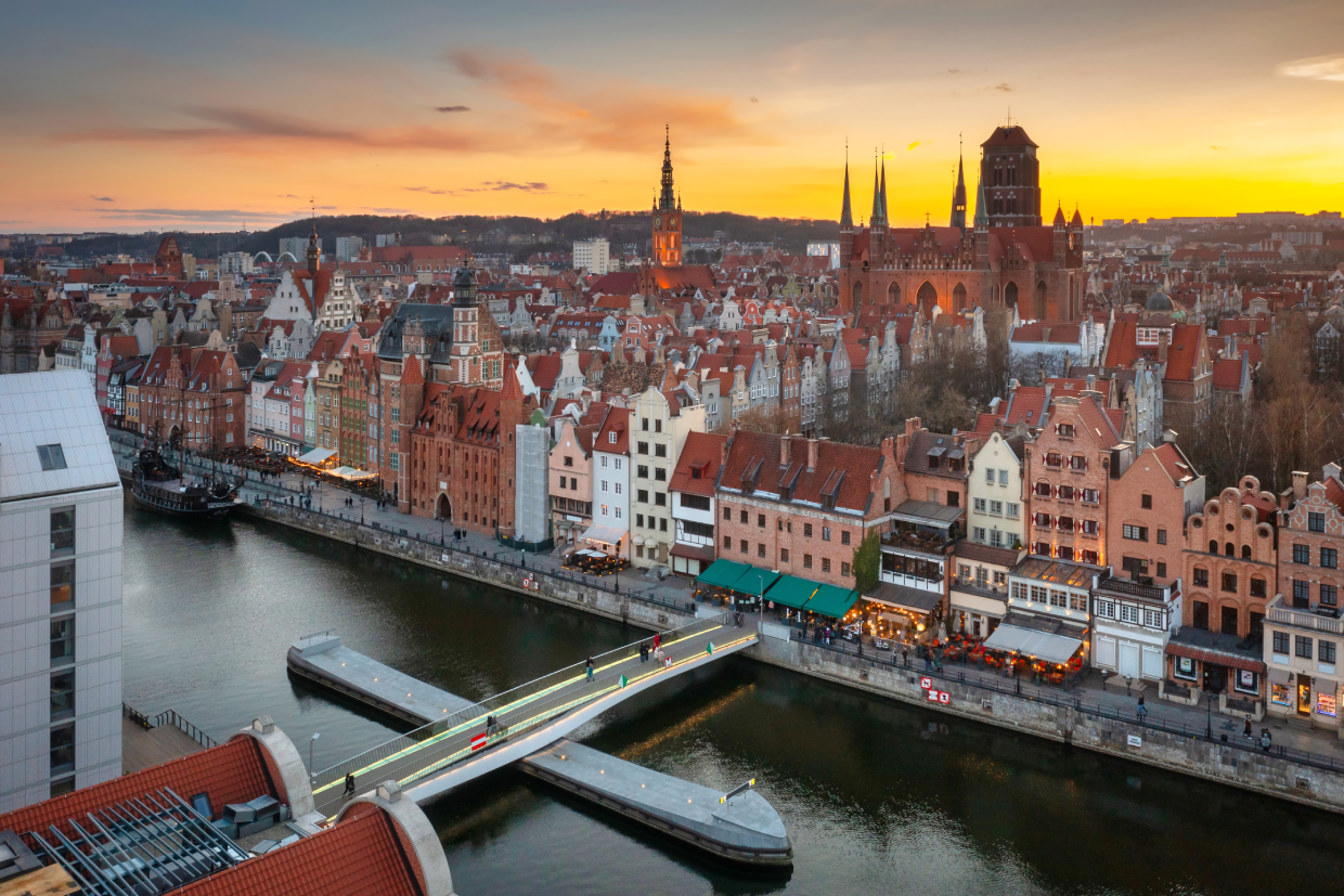 A k&eacute;pen &eacute;p&uuml;let, k&uuml;lt&eacute;ri, &eacute;g, felhő l&aacute;that&oacute;Előfordulhat, hogy az AI &aacute;ltal l&eacute;trehozott tartalom helytelen.